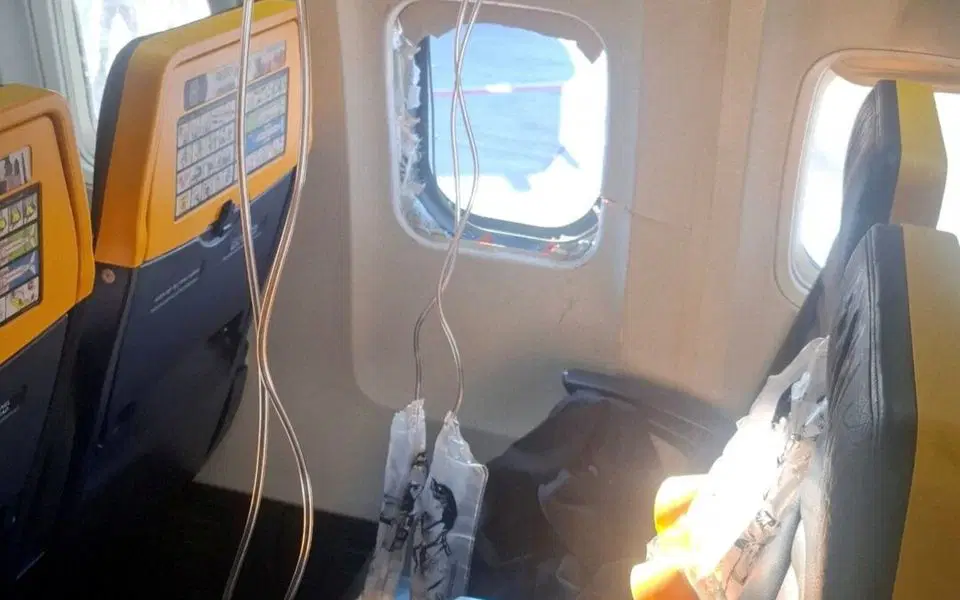 Uçakta dehşet: Motor parçası camı kırdı, yolcunun başı dışarı çıktı