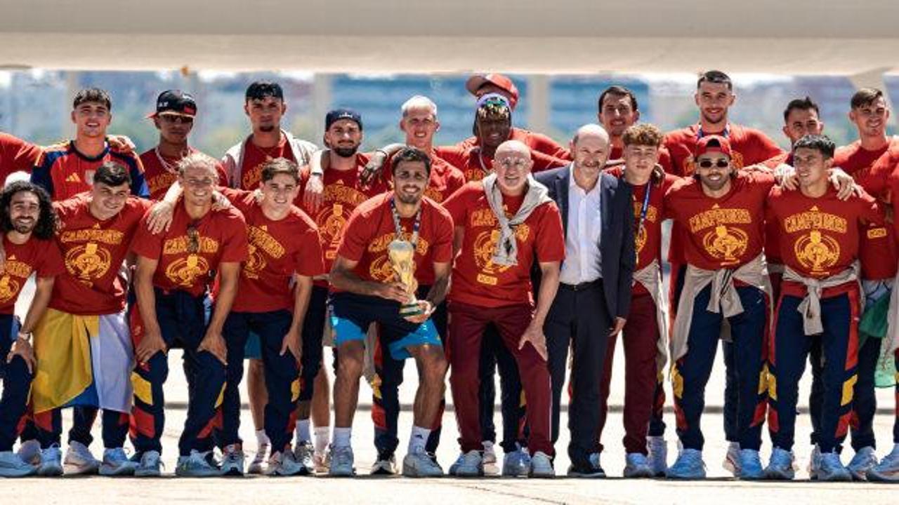 İspanya, Dünya Kupası zaferiyle ülkesine coşkuyla döndü