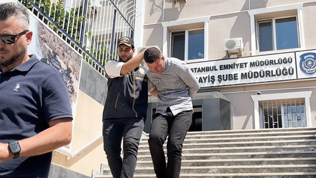 Fatih'teki tarihi camide namaz kılan vatandaşın 450 bin liralık birikimi çalındı