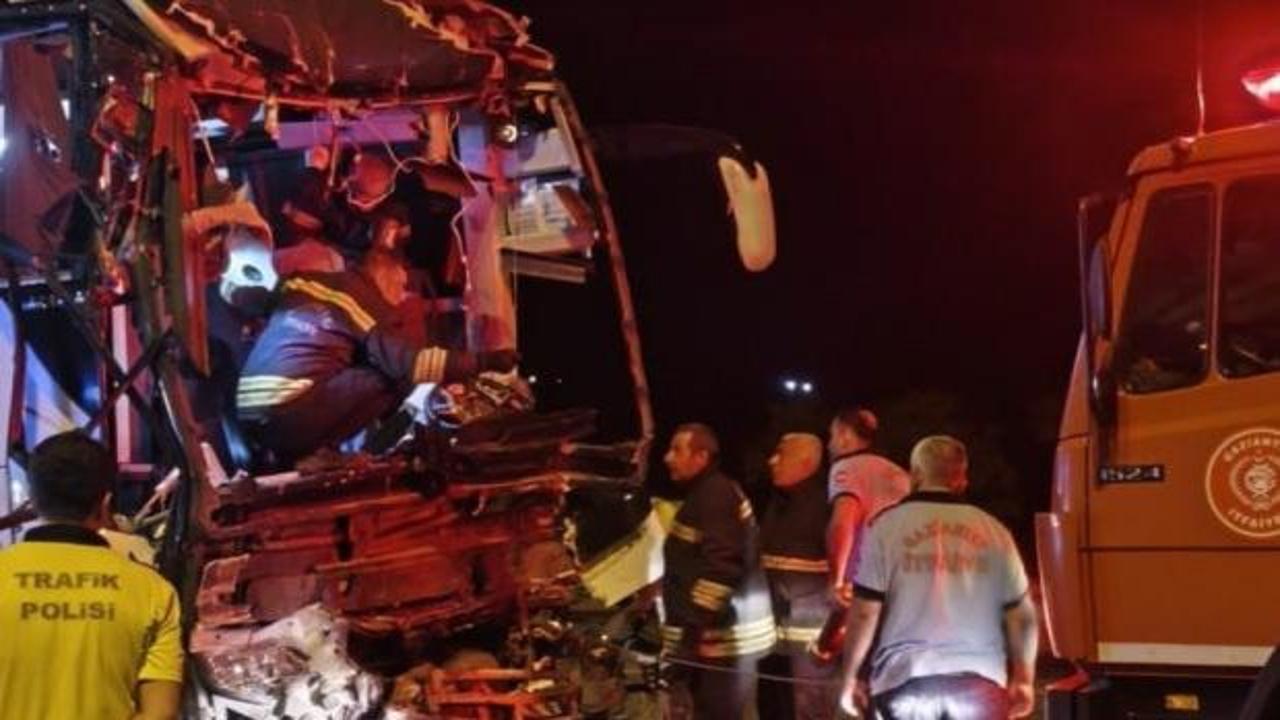 Gaziantep'te yolcu otobüsü tıra çarptı: 2 kişi hayatını kaybetti, 22 yolcu yaralandı