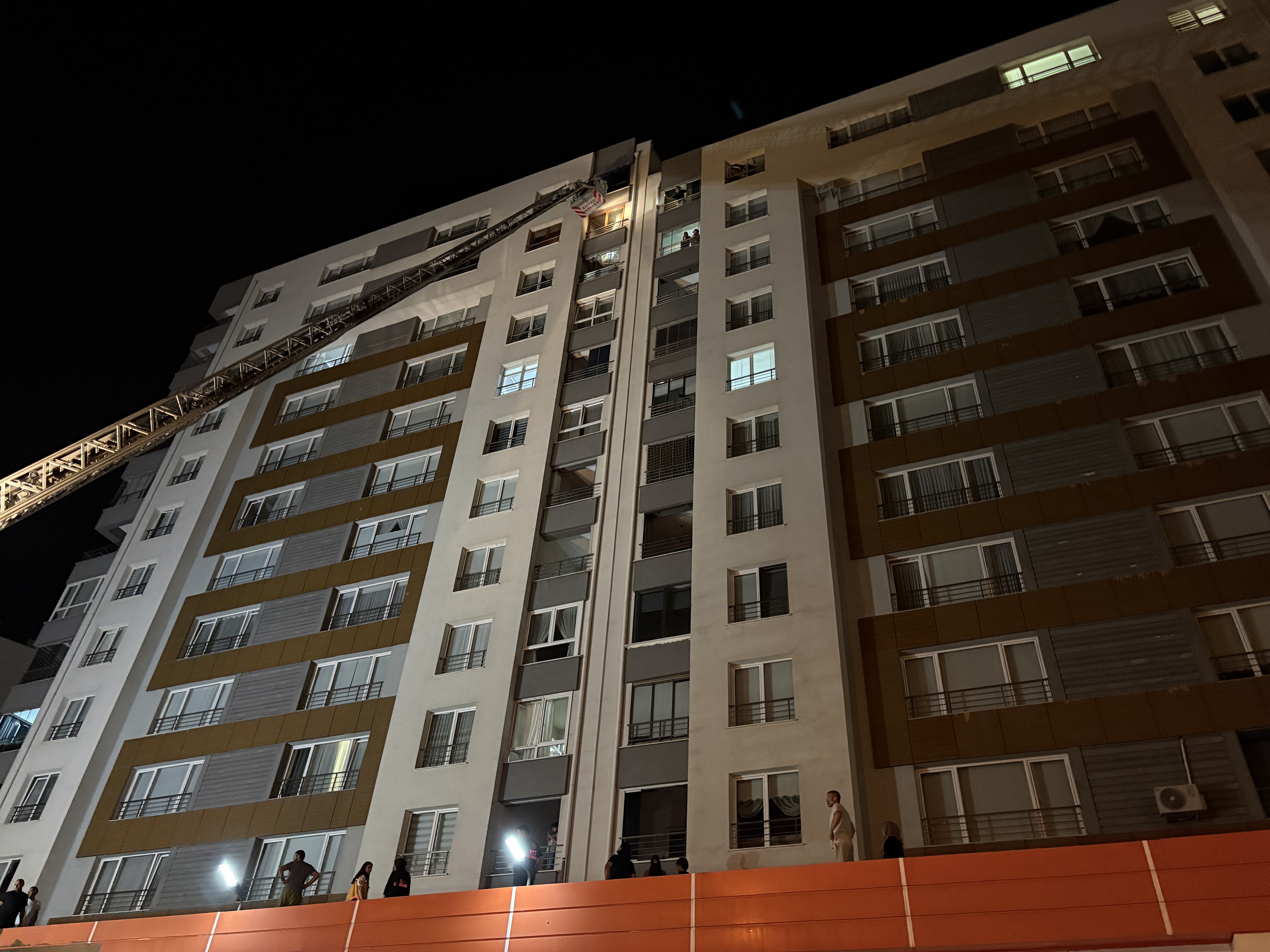 Kayseri'de yangın faciası: 13'üncü kattan düşen ev sahibi hayatını kaybetti