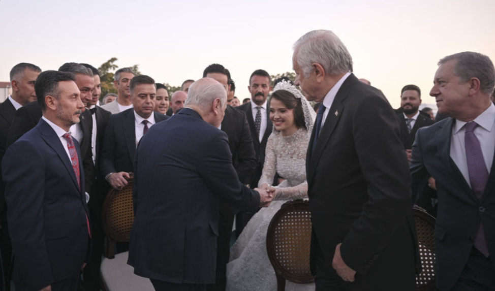 Devlet Bahçeli, 20 bin kişilik düğünde nikah şahidi olarak kıyılan nikaha tanıklık etti