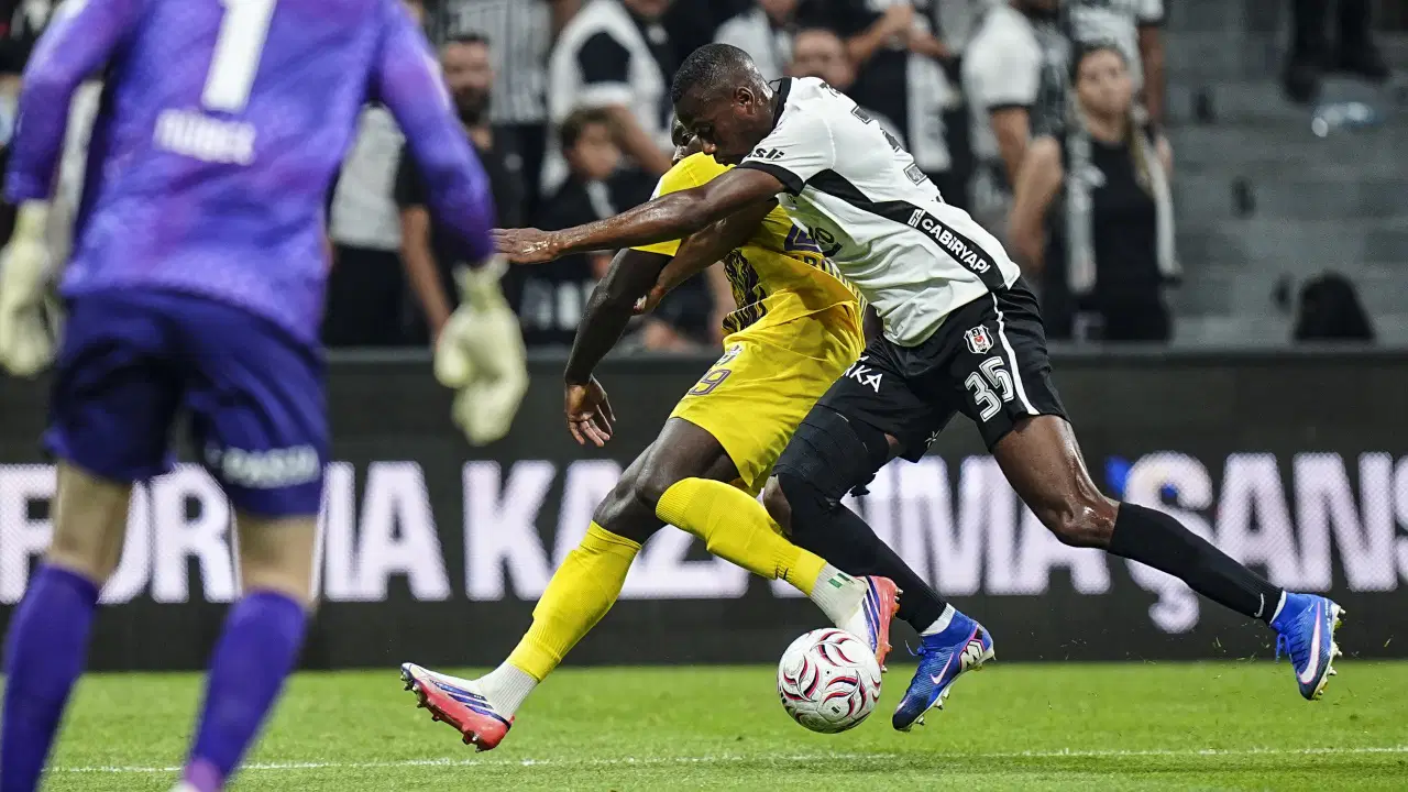 Süper Lig'in ilk haftasında tartışmalı pozisyon: Tiago Djalo'nun saç çekmesi kırmızı kart mı?