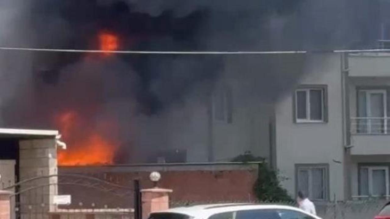 Bursa'da depo yangını apartmana sıçradı: 1 saatlik müdahaleyle söndürüldü