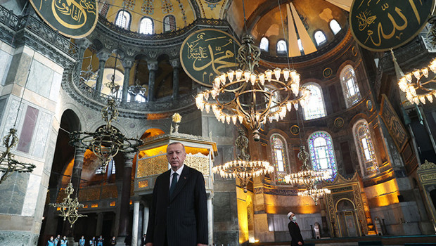 Ayasofya'nın ibadete açılışının 6. yılına özel kitap: 'Fethin Mührü' yarın okurlarla buluşuyor