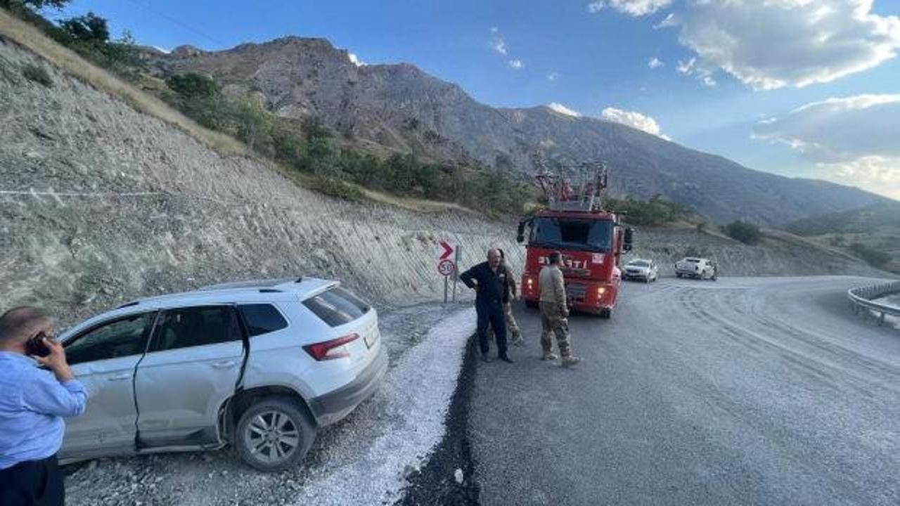 Hakkari-Van karayolunda kaza: Otomobil bariyerlere çarptı, 3 kişi yaralandı