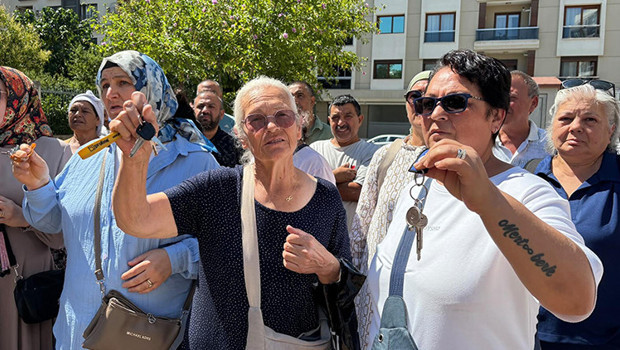 Karşıyaka'da hak sahipleri anahtarlarını alıp şantiyeye indi: 'Evlerimizi istiyoruz'