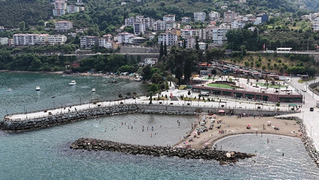Ordu'da mahkeme kararıyla yıkılan gökdelenlerin yerinde kumsal ortaya çıktı