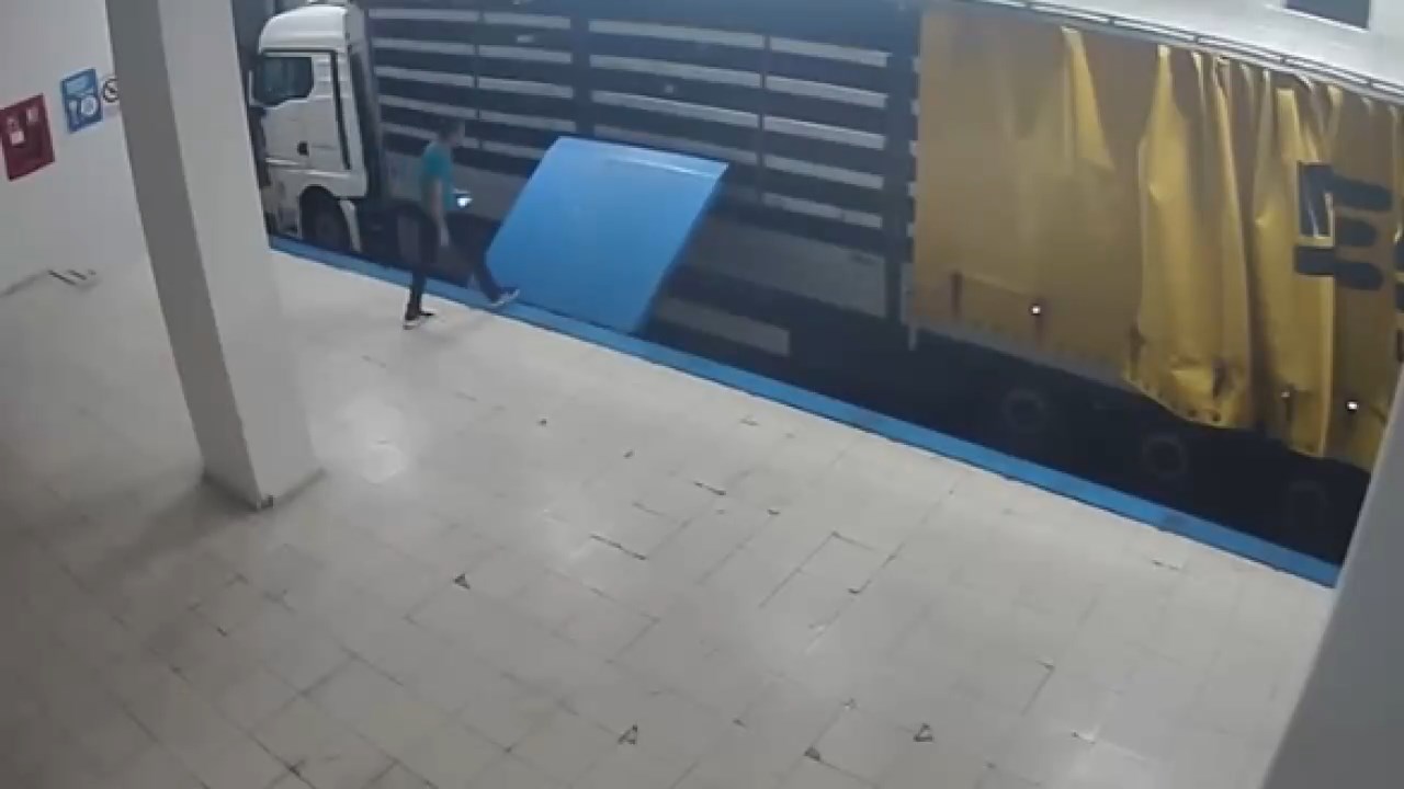 TIR'ın gizli bölmesine saklanan suç örgütü üyesi Edirne'de yakalandı