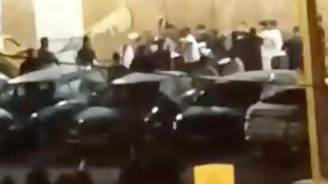 Başakşehir'de gece yarısı korkunç kavga: Sopa ve flama direkleriyle birbirlerine girdiler