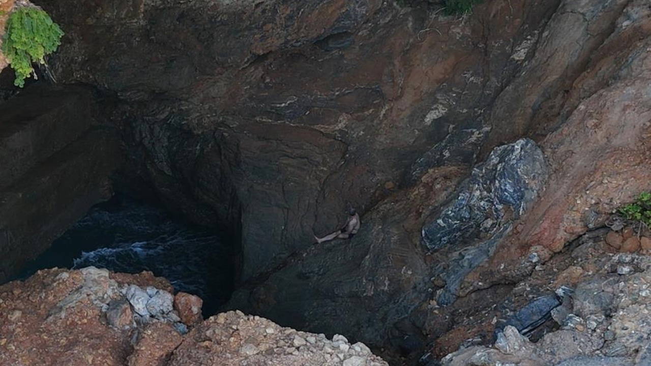 Alanya'da kayalıklarda mahsur kalan vatandaş 2 saatlik operasyonla kurtarıldı