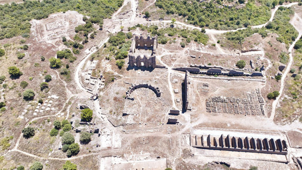 Aspendos Antik Kenti'nde 2 bin yıllık 'tiyatro caddesi' ortaya çıkarıldı