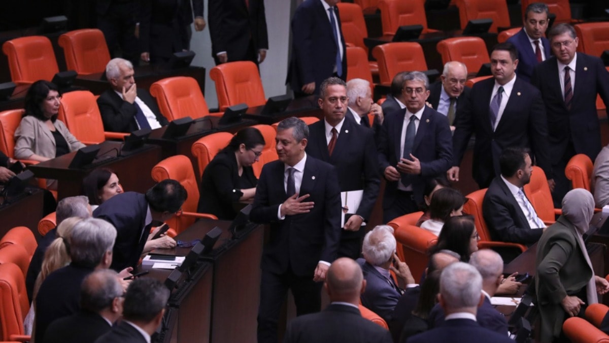 Özgür Özel'den dikkat çeken karar: Vekillere yeşil ışık