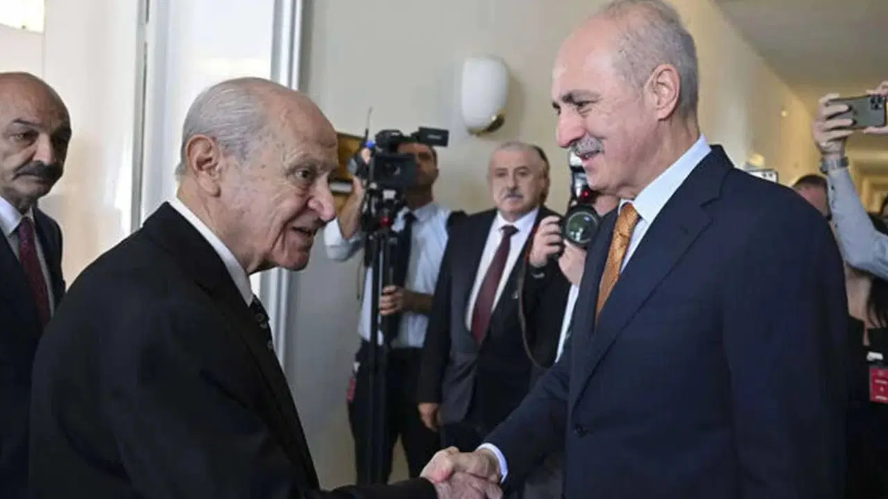 Bahçeli'den Kurtulmuş'a 'çerçeve yasa' jesti: 'Birliğin Gücü' yazılı tablo hediye etti