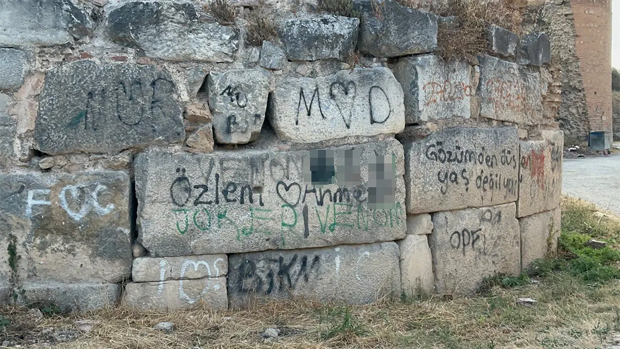 UNESCO listesindeki İznik surlarına sprey boyalı saldırı: 'Caydırıcı ceza istiyoruz'