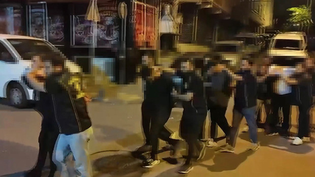 Bağcılar'da fısıldaşma firarileri ele verdi: Polis yan daireye de baskın yaptı