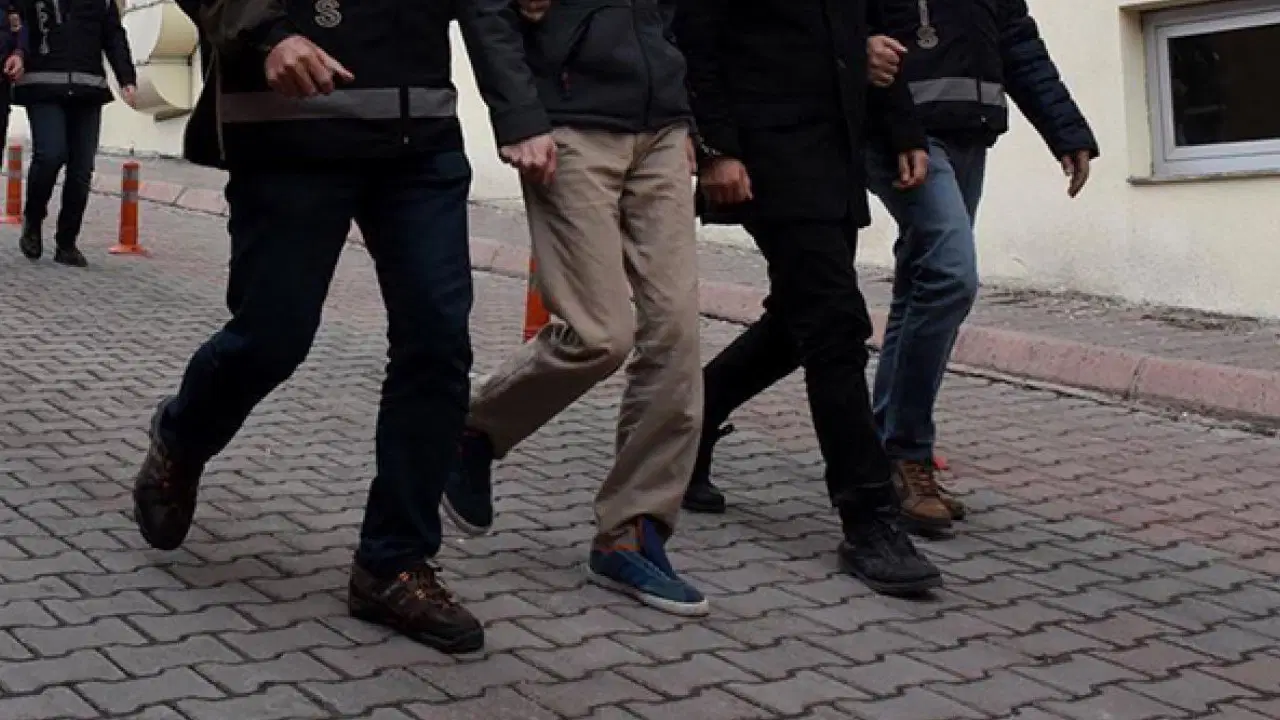 Kendilerini MİT görevlisi olarak tanıttılar: 'Cinayet dosyanızı çözeriz' vaadiyle dolandırıcılık