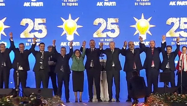 AK Parti saflarına 3 milletvekili ve 7 belediye başkanı katıldı