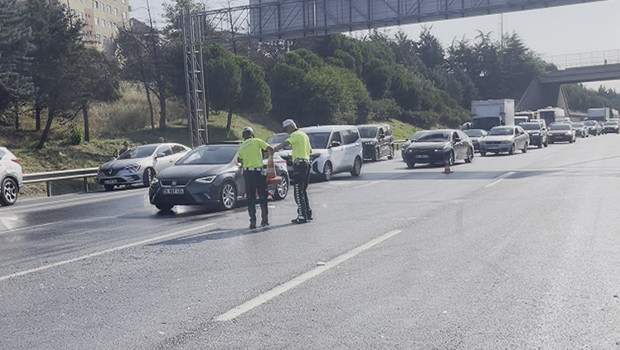 İstanbul TEM Otoyolu'nda feci kaza: 10 araç birbirine girdi