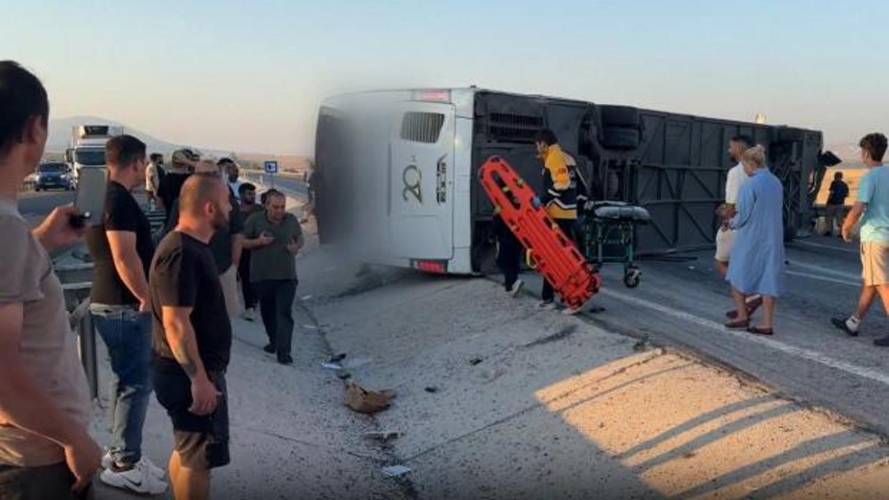 Kütahya-Afyonkarahisar kara yolunda feci kaza: Yolcu otobüsü devrildi, 31 kişi yaralandı