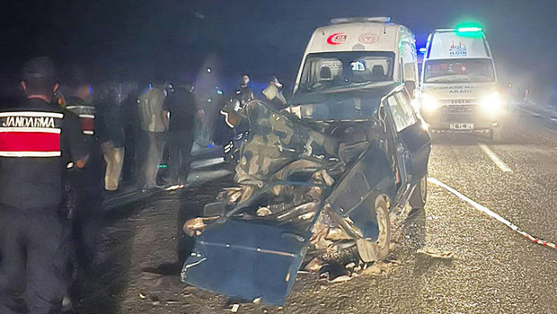 Konya'da feci kaza: Traktör römorkuna çarpan otomobildeki yaşlı çift can verdi