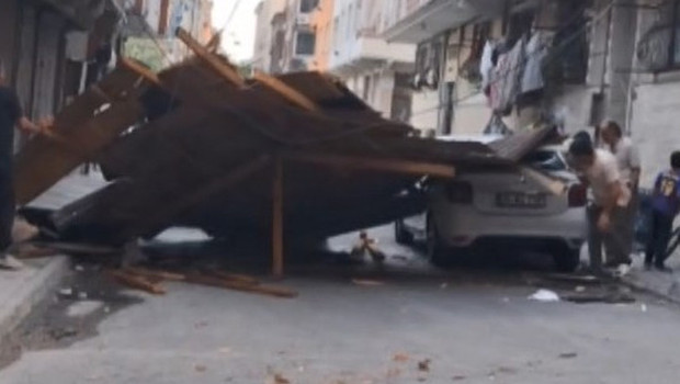 Esenler'de fırtına dehşeti: 4 katlı binanın çatısı uçtu, çocuklar son anda kurtuldu