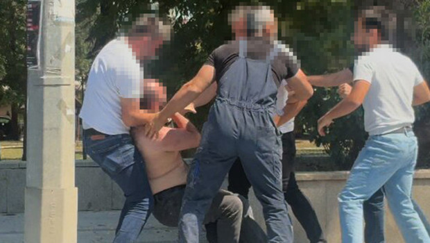 Düzce'de AVM önünde kan donduran darp anı kamerada: 4 kişi gözaltında