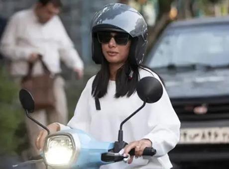 İran'da kadınlara motosiklet ehliyeti için geri sayım: İlk örnek basıldı