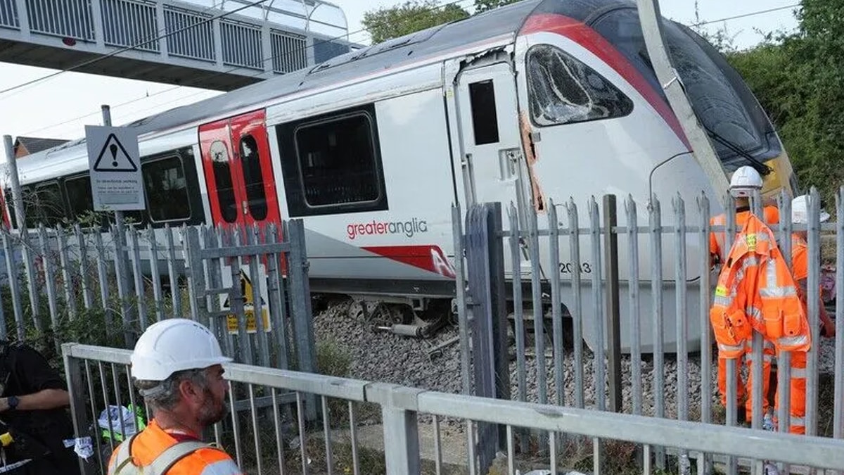 İngiltere'de art arda yaşanan tren kazaları ulaşım güvenliğini sorgulattı