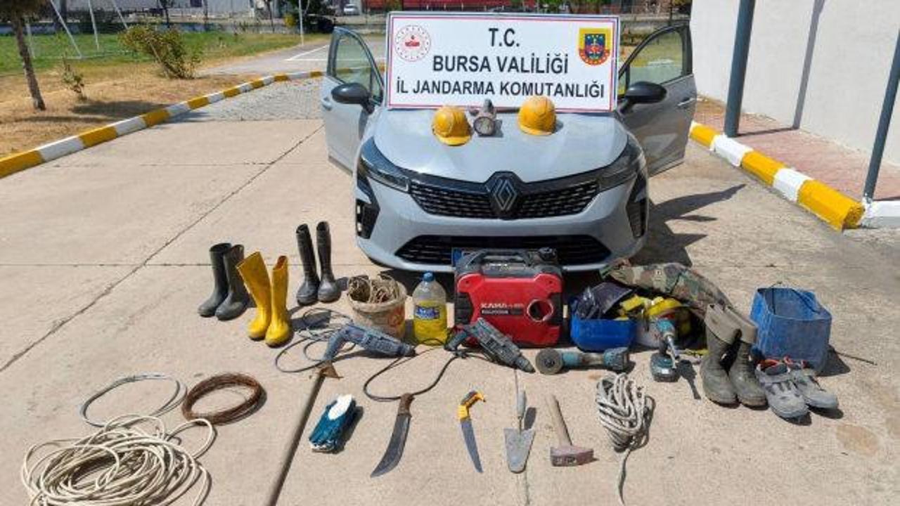 Bursa'da antik mezarlıkta kaçak kazı: 35 metrelik tünelde suçüstü yakalandılar
