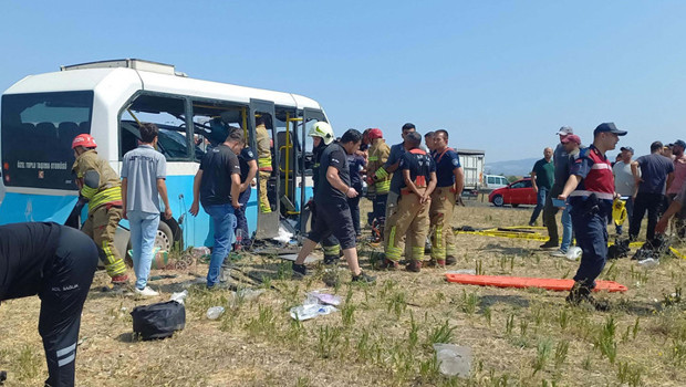 Manisa'da feci kaza: İki minibüs çarpıştı, ölü ve yaralılar var