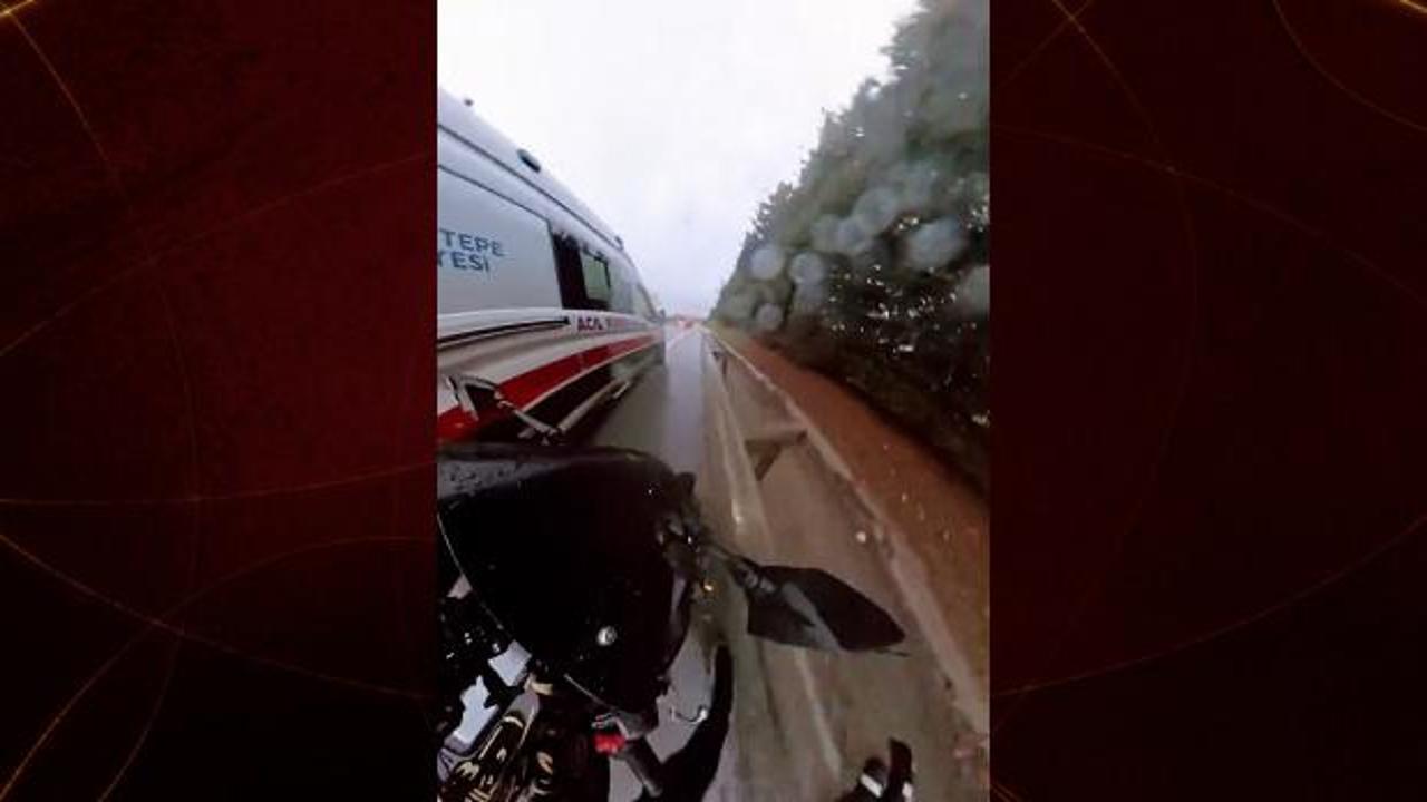 Emniyet şeridinde tehlikeli manevra: Motosikletli ambulansa çarptı