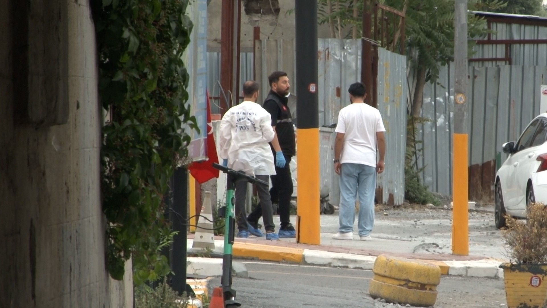 Fatih'te polise bıçaklı saldırı girişimi: Şüpheli bacağından vuruldu