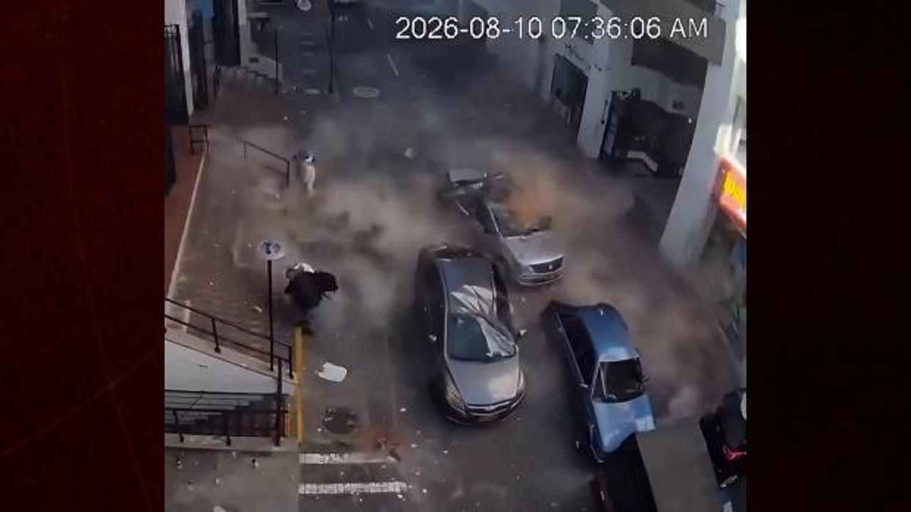 Kolombiya'da deprem anı kamerada: Ticaret merkezinin girişi saniyeler içinde çöktü