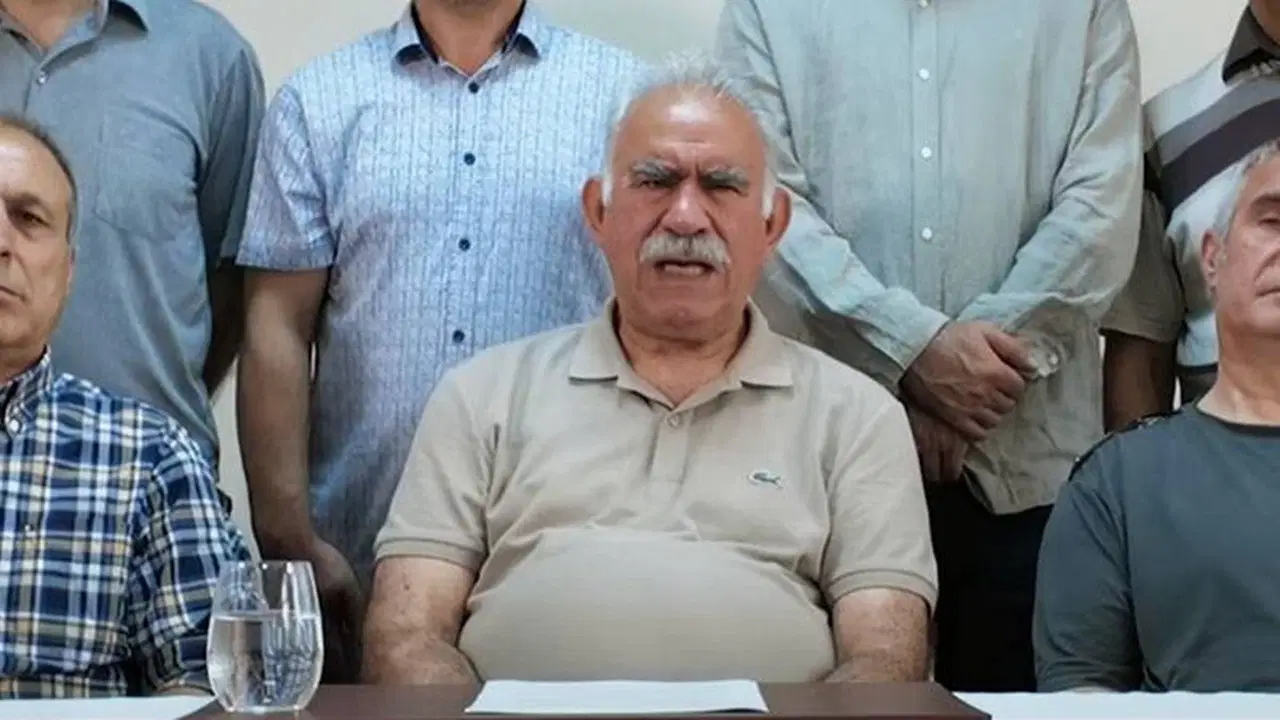 Öcalan'ın İmralı'daki mesajı gündemi sarstı: Özgür Özel'e 'özel selam' ve çerçeve yasa çağrısı