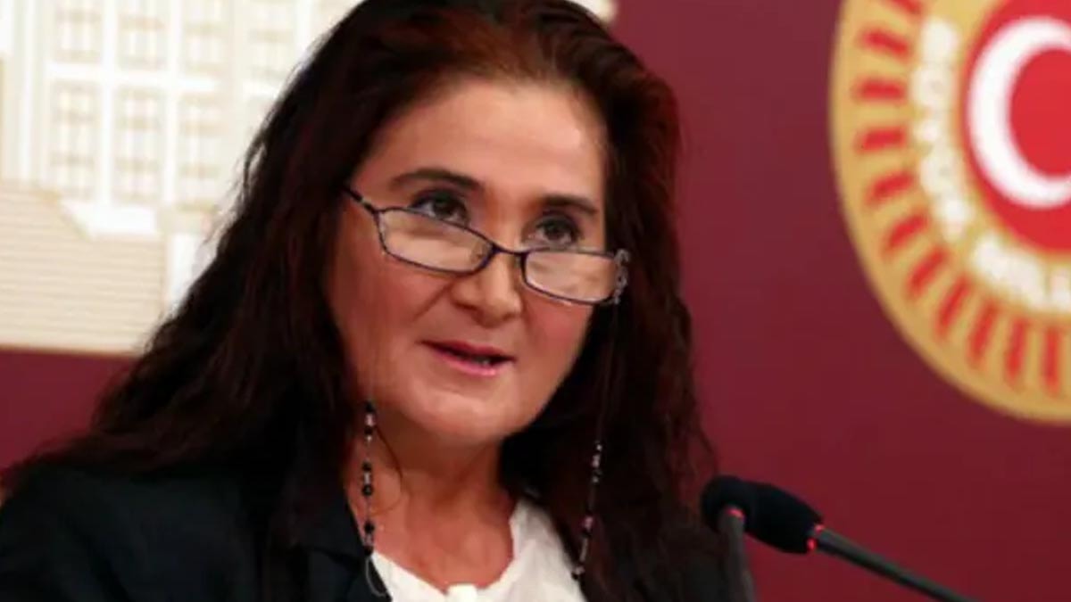 Sanatçı Sabahat Akkiraz CHP'den ayrıldığını duyurdu
