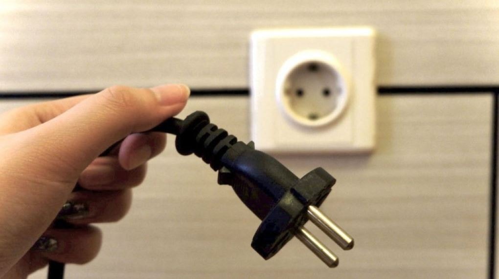Elektrikçiler uyardı: Prizden fişi çekerken yapılan bu hata tehlike saçıyor