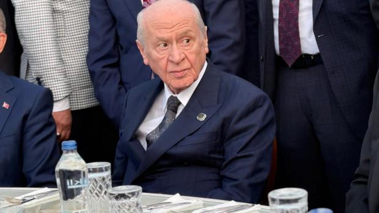 MHP Lideri Bahçeli, genç çiftin nikahına şahitlik etti