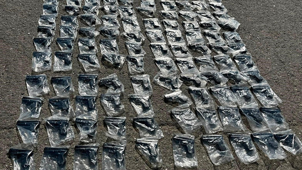 Tuzla'da durdurulan yolcu otobüsünden cephanelik çıktı: 120 ruhsatsız silah ele geçirildi
