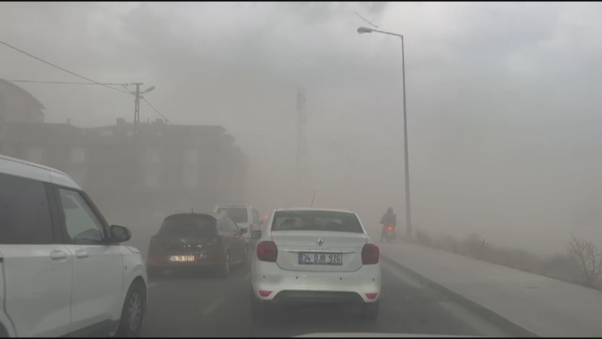 İstanbul'da fırtına hayatı felç etti: Çatılar uçtu, ağaçlar devrildi