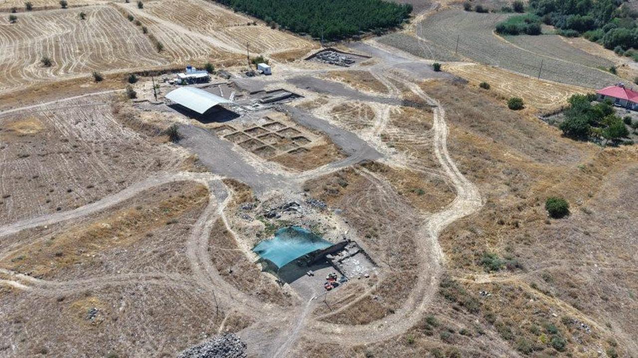 Elazığ'da tarlada fidan dikerken tarihî kalıntılar ortaya çıktı: Hamam, kilise ve çocuk mezarı bulundu
