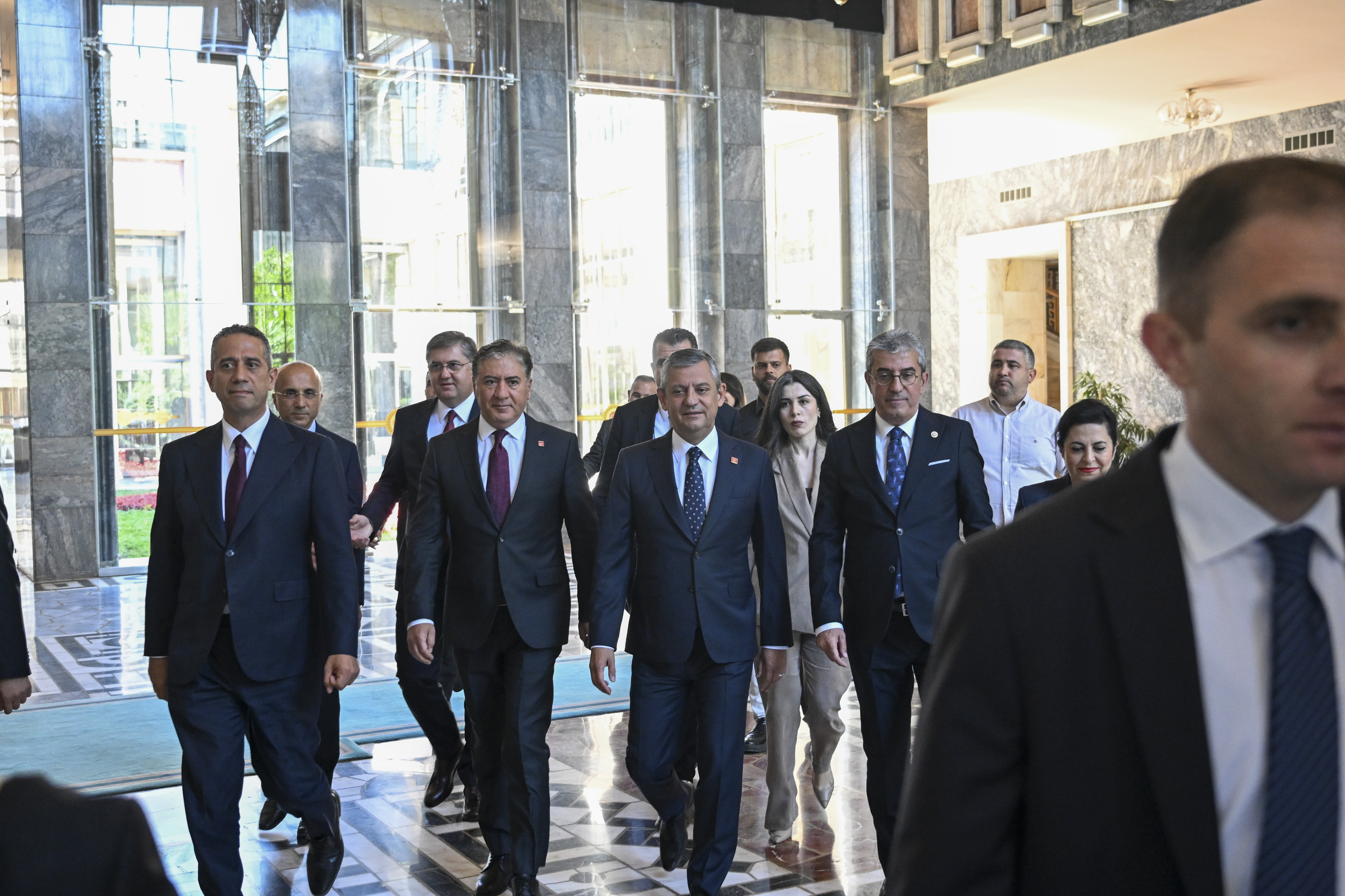 Özgür Özel'in yeni parti hazırlığında ilk somut adım: Genel merkez binası için ön anlaşma yapıldı
