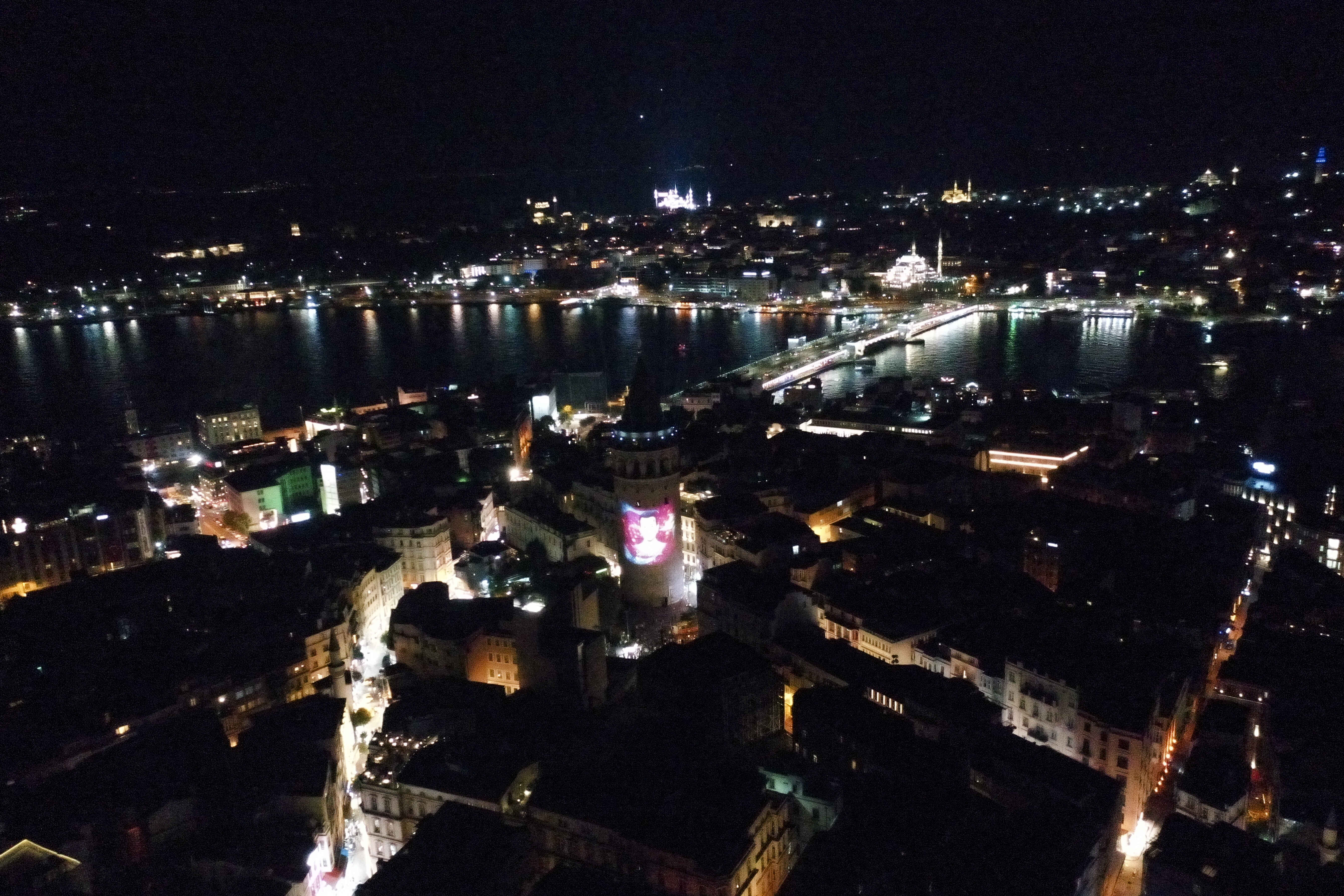 Galata ve Kız Kulesi 15 Temmuz'un yıldönümünde ışıkla konuştu