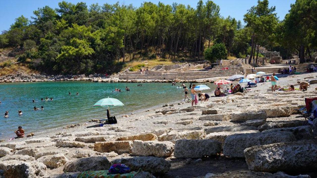 Antik kentin sularında yüzme keyfi: Tarihi Phaselis'te ziyaretçi yoğunluğu artıyor
