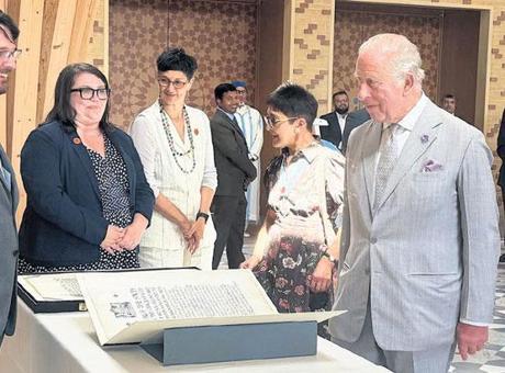 Kral Charles, Diyanet Vakfı'nın inşa ettiği Avrupa'nın ilk çevre dostu camisini gezdi