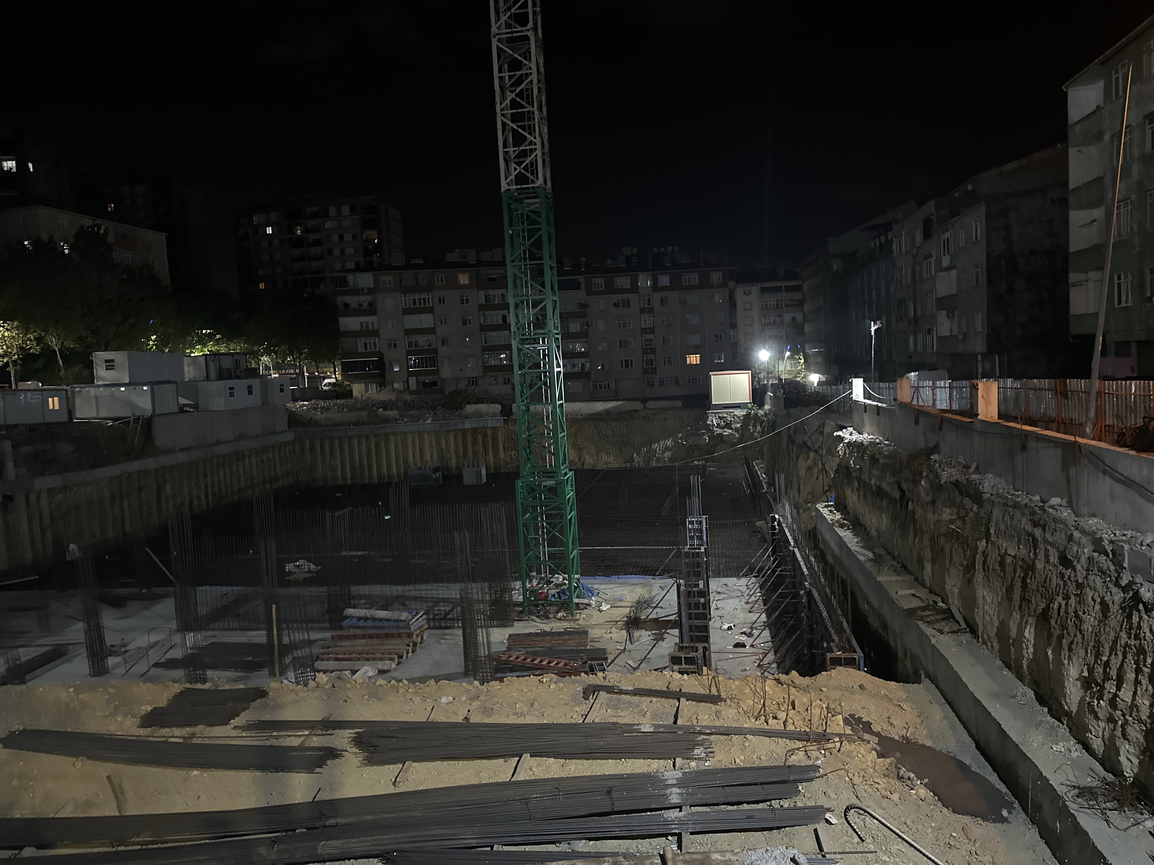 Sultangazi'de inşaat temelinde toprak kayması: Sokak trafiğe kapatıldı