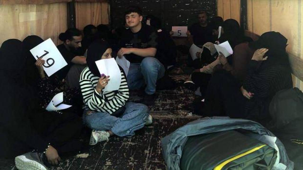 Uzunköprü'nde göçmen kaçakçılarına darbe: Kamyonet kasasında 20 kaçak göçmen yakalandı