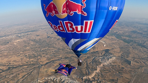 Red Bull sporcusu Marco Waltenspiel, Kapadokya'da balonlar arasında saatte 200 km hızla uçtu