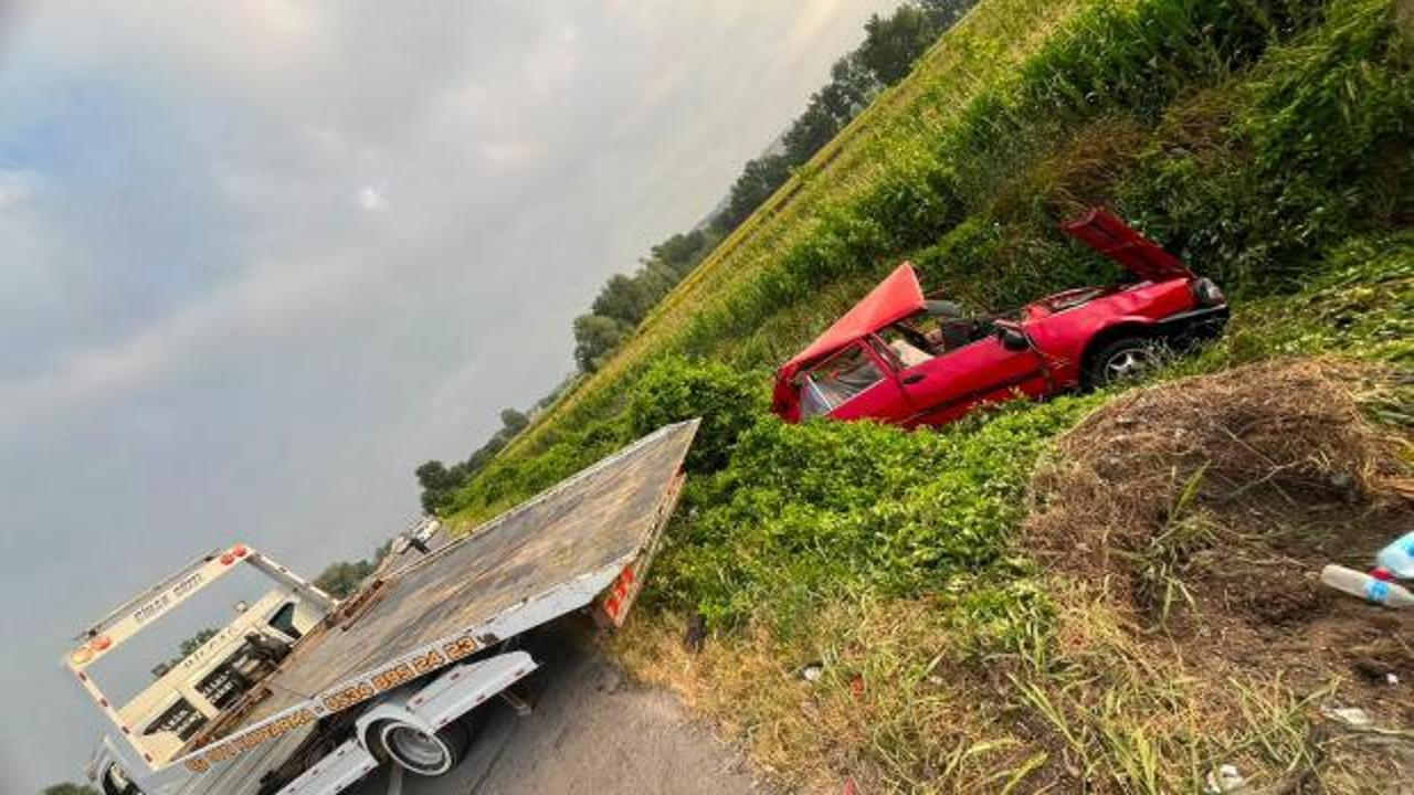 Sakarya'da feci kaza: Otomobil tarlaya savruldu, 1 çocuk hayatını kaybetti