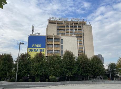 Zelenskiy'in Sırbistan açıklaması Kosova'da karşılık buldu: Dev Ukrayna bayrağı indirildi